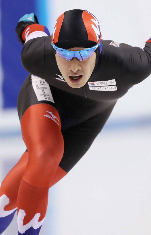 【全日本スピードスケート】男子1万メートルで滑走する土屋良輔。日本新記録で総合優勝した=明治北海道十勝オーバルで2018年12月26日、貝塚太一撮影