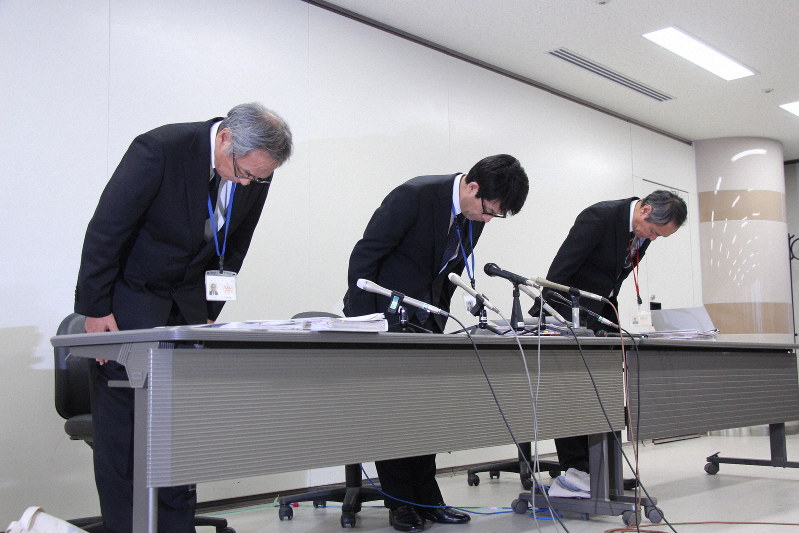 5頭目の禁止薬物検出を受け、記者会見で謝罪する県競馬組合の内宮明俊副管理者(中央)ら=盛岡市新庄の盛岡競馬場で2018年12月26日、藤井朋子撮影