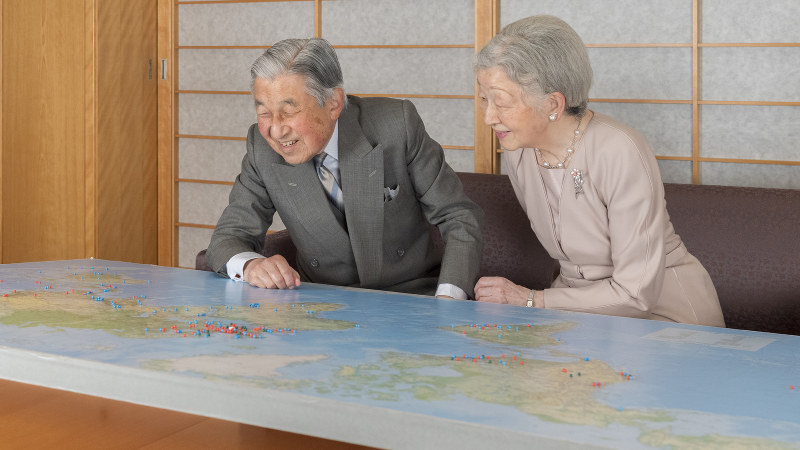 訪問先にピンを打った世界地図を見ながら談笑される天皇、皇后両陛下=皇居・御所で2018年12月10日、宮内庁提供