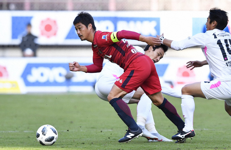 引退を表明した鹿島の小笠原(左)=カシマサッカースタジアムで2018年12月1日、藤井達也撮影