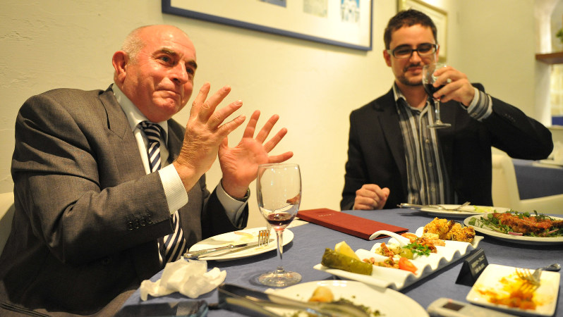 ギリシャ料理を楽しむ人たち