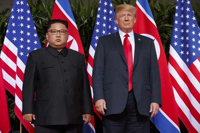 初の米朝首脳会談を実現させたトランプ米大統領(右)と金正恩朝鮮労働党委員長=シンガポールで6月、AP