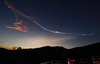 イプシロン３号機の打ち上げ後に観測された夜光雲＝鹿児島県肝付町で２０１８年１月１８日午前６時３２分、野田武撮影