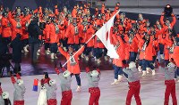 平昌五輪の開会式で旗手のスキージャンプの葛西紀明選手を先頭に入場行進する日本選手団＝平昌五輪スタジアムで２０１８年２月９日午後８時５７分、佐々木順一撮影
