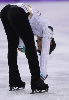 【平昌五輪】男子フリーの演技を終え、怪我をした右足をいたわる羽生結弦＝江陵アイスアリーナで２０１８年２月１７日、手塚耕一郎撮影