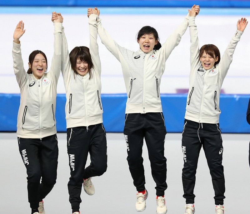 【平昌五輪】女子団体追い抜きで優勝し、セレモニーで両手を上げて喜ぶ（右から）高木菜那、高木美帆、佐藤綾乃、菊池彩花＝江陵オーバルで２０１８年２月２１日、佐々木順一撮影