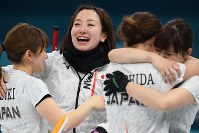 【平昌五輪】【日本―英国】３位決定戦で英国に勝利し銅メダル獲得が決まり涙をながしながら鈴木夕湖（左端）と抱き合う藤沢五月（左から２人目）＝江陵カーリングセンターで２０１８年２月２４日、宮間俊樹撮影
