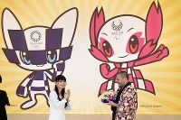 披露された「東京五輪・パラリンピック」のマスコット。左が五輪、右がパラリンピック。手前右は表彰されるマスコットの作者の谷口亮さん＝東京都品川区で２０１８年２月２８日、渡部直樹撮影