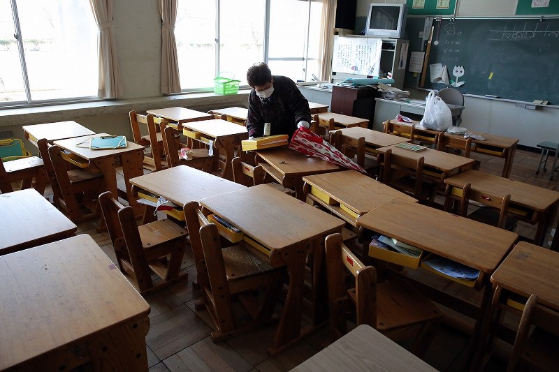 帰還困難区域内の大熊町立大野小学校で、孫らの持ち物を持ち帰る女性＝福島県大熊町の同校で２０１８年３月２日、喜屋武真之介撮影