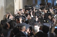 決裁文書の書き換えに関する参院予算委理事懇談会が部屋の扉を明けたまま始まり、部屋の外で取材する大勢の記者ら＝国会内で２０１８年３月１２日午後０時５９分、丸山博撮影