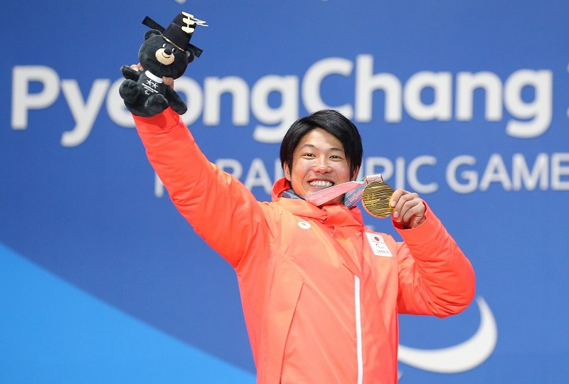 【平昌パラ】金メダルを手に笑顔を見せる成田緑夢＝平昌メダルプラザで２０１８年３月１６日、宮武祐希撮影