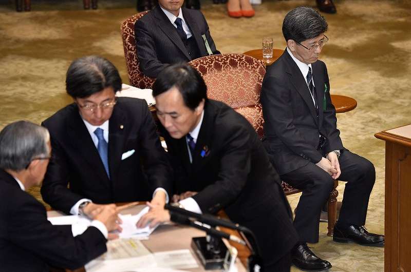 参院予算委員会の証人喚問中、質問が中断して下を向く佐川宣寿前国税庁長官（右端）＝国会内で２０１８年３月２７日午前１１時３６分、藤井達也撮影