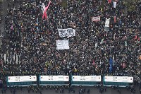 安倍政権の退陣を求めて国会前に集まった大勢の人たち＝東京都千代田区で２０１８年４月１４日、本社ヘリから渡部直樹撮影