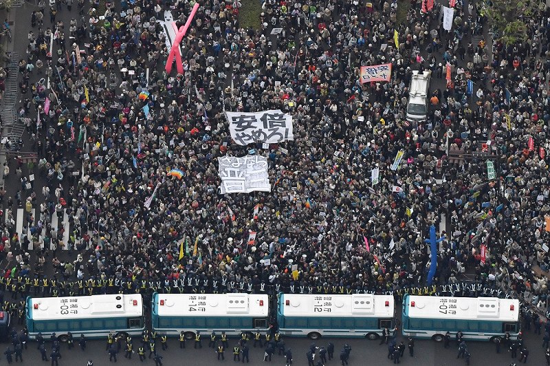 安倍政権の退陣を求めて国会前に集まった大勢の人たち＝東京都千代田区で２０１８年４月１４日、本社ヘリから渡部直樹撮影