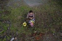 熊本地震から２年。「京子ちゃん今年は来たけんね。長いこと来れんだったけん」本震で亡くなった島崎京子さん宅跡に花などを手向ける友人の女性＝熊本県益城町で２０１８年４月１６日午後５時２２分、和田大典撮影