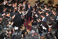 大勢の報道陣の前で辞任を表明し、質問に答える財務省の福田淳一事務次官（中央）＝東京都千代田区で２０１８年４月１８日午後６時５５分、渡部直樹撮影