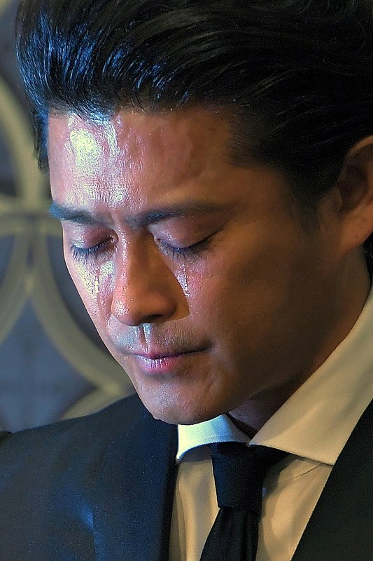 強制わいせつ容疑で書類送検され、記者会見で涙を流す山口達也メンバー＝東京都千代田区で２０１８年４月２６日午後２時１１分、手塚耕一郎撮影