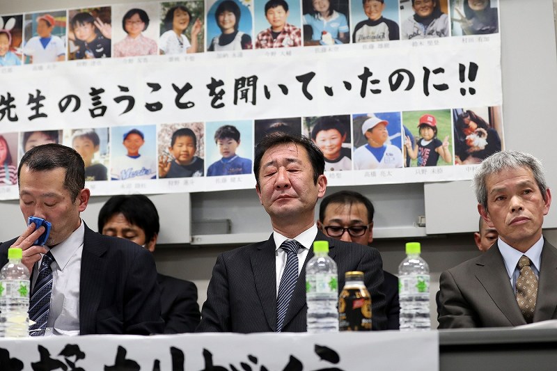大川小津波訴訟で市と学校の過失を認めた控訴審判決を受けての記者会見で、厳しい表情を見せる遺族たち＝仙台市青葉区で２０１８年４月２６日午後４時２１分、喜屋武真之介撮影