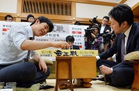 船江恒平六段との感想戦に臨む藤井聡太七段（左）＝大阪市福島区の関西将棋会館で２０１８年５月１８日午後９時３９分、木葉健二撮影