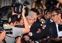 囲み取材を終えて車に乗り込む日本大学アメリカンフットボール部の内田正人監督。悪質タックルの指示について質問が及ぶと、取材を一方的に打ち切った＝羽田空港で２０１８年５月１９日午後７時１１分、丸山博撮影