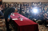 記者会見で謝罪する日大の選手（手前）＝東京都千代田区で２０１８年５月２２日午後、小川昌宏撮影