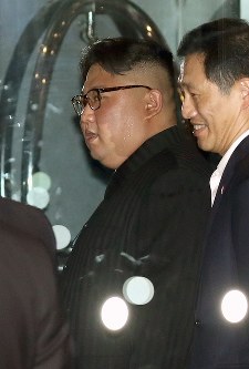 マリーナベイ・サンズを出る北朝鮮の金正恩朝鮮労働党委員長（中央）＝シンガポールで２０１８年６月１１日午後１０時１１分、佐々木順一撮影