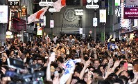 サッカー日本代表がＷ杯初戦のコロンビア戦で勝利し喜ぶ人たち＝東京都渋谷区で２０１８年６月１９日午後１１時４分、藤井達也撮影