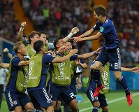 サッカーW杯。【ベルギー―日本】後半、原口（右）が先制ゴールを決め、歓喜するチームメートの元に飛び込む＝ロシア・ロストフナドヌーで２０１８年７月２日、長谷川直亮撮影