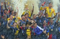 サッカーW杯。クロアチアに勝利して優勝し、カップを掲げて喜ぶフランスの選手たち＝ロシア・モスクワのルジニキ競技場で２０１８年７月１５日、長谷川直亮撮影