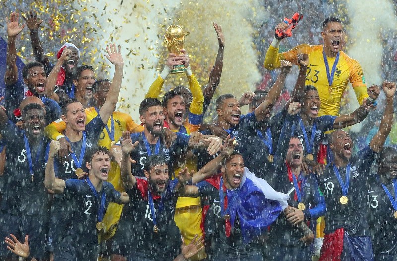 サッカーW杯。クロアチアに勝利して優勝し、カップを掲げて喜ぶフランスの選手たち＝ロシア・モスクワのルジニキ競技場で２０１８年７月１５日、長谷川直亮撮影