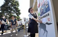 百貨店前に設置した気温掲示板の数字を張り替える女性。４１度を超えることを想定していなかったため、急きょ手書きで作ったという＝埼玉県熊谷市で２０１８年７月２３日午後２時３３分、丸山博撮影