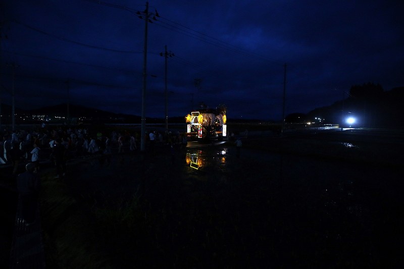 空き地が広がり、外灯もほとんどないかさ上げ地を照らしながら練り歩くけんか七夕の山車＝岩手県陸前高田市で２０１８年８月７日午後７時３分、喜屋武真之介撮影