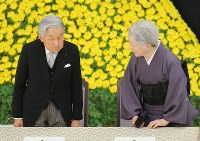 来年４月の退位を控え、全国戦没者追悼式への最後の参列となった天皇、皇后陛下＝東京都千代田区の日本武道館で２０１８年８月１５日午後０時２２分、宮武祐希撮影