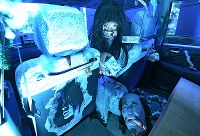 大阪府門真市のタクシー会社「未来都」が企画した「霊感タクシー」。車内には多くの幽霊グッズが並ぶ＝大阪市北区で２０１８年８月１８日、山崎一輝撮影（フィルターを使用）