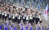 第１８回アジア大会の開会式で、旗手の上野由岐子選手を先頭に入場行進する日本の選手団＝ジャカルタのブンカルノ競技場で２０１８年８月１８日、徳野仁子撮影