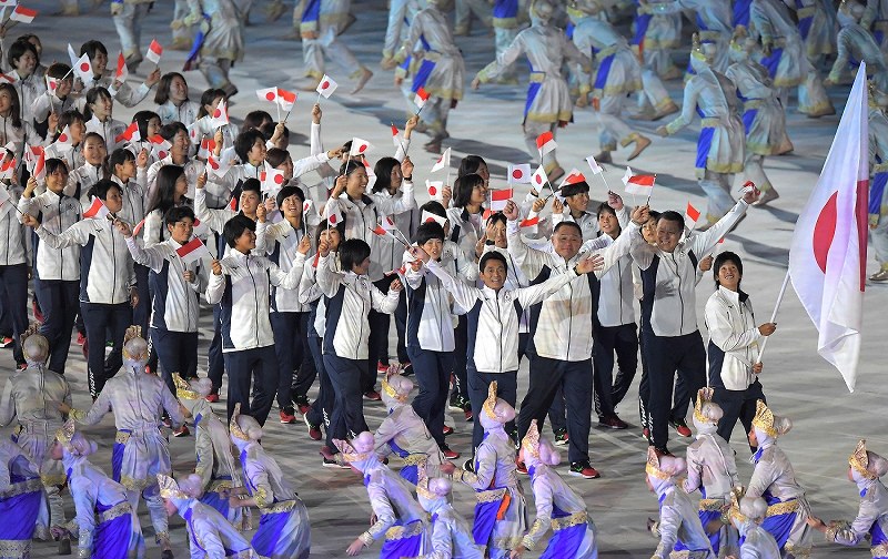 第１８回アジア大会の開会式で、旗手の上野由岐子選手を先頭に入場行進する日本の選手団＝ジャカルタのブンカルノ競技場で２０１８年８月１８日、徳野仁子撮影