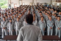 高速増殖原型炉もんじゅの核燃料の取り出し開始の日となり、日本原子力研究開発機構の児玉敏雄理事長（手前）の訓示を聞く職員ら＝福井県敦賀市で２０１８年８月３０日、猪飼健史撮影