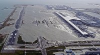 高潮で浸水した関西国際空港の１期島＝２０１８年９月４日午後５時５５分、本社ヘリから幾島健太郎撮影