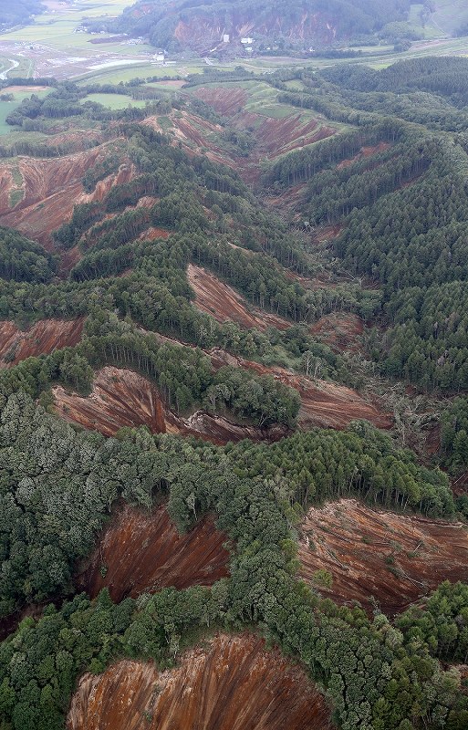 震度７の地震で発生した大規模な土砂崩れ現場＝北海道厚真町で２０１８年９月６日午前８時４７分、本社機「希望」から佐々木順一撮影