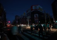 停電が続き、暗闇に包まれるススキノ交差点＝札幌市中央区で２０１８年９月６日午後６時半、貝塚太一撮影