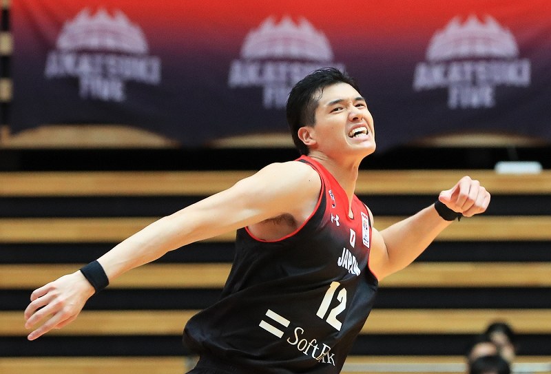 第２クオーター、スティールから同点となるレイアップを決めて喜ぶ渡辺雄太＝東京・大田区総合体育館で２０１８年９月１７日、梅村直承撮影