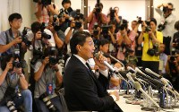 日本相撲協会に引退届を提出し、記者会見する貴乃花親方（中央）＝東京都港区で２０１８年９月２５日午後６時２６分、長谷川直亮撮影
