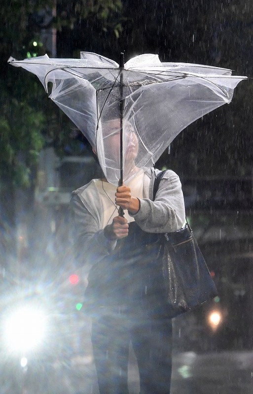 激しい風雨で傘は役に立たなくなった＝名古屋市中区で２０１８年９月３０日午後８時２２分、大西岳彦撮影