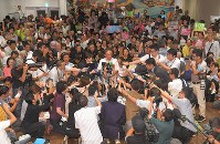 当選を確実にし、記者の質問に答える玉城デニー氏（中央）＝那覇市で２０１８年９月３０日午後９時４４分、徳野仁子撮影