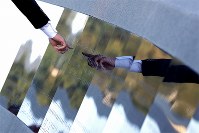 東日本大震災。町の新庁舎前に完成した慰霊碑。刻銘を希望した８５４人の名前が入れられ、七十七銀行女川支店の従業員は１１人刻まれている＝宮城県女川町で２０１８年１０月１日、佐々木順一撮影