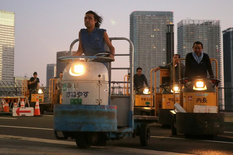 築地市場から豊洲市場に向かって、列をなして都内の一般道を走るターレ＝東京都江東区で２０１８年１０月７日午前５時２２分、和田大典撮影