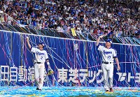 【中日―阪神】引退セレモニーでグラウンドを一周する中日の荒木選手（左）と岩瀬投手＝ナゴヤドームで２０１８年１０月１３日、大西岳彦撮影