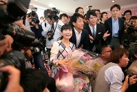 引退について語った記者会見後、一緒に記念撮影をするためフォトグラファーを呼び集める福原愛＝東京都港区で２０１８年１０月２３日午後３時４０分、和田大典撮影