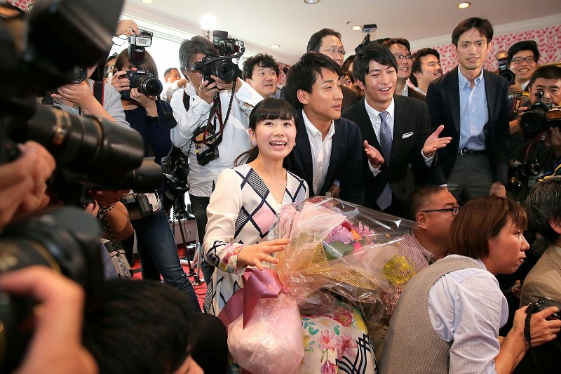 引退について語った記者会見後、一緒に記念撮影をするためフォトグラファーを呼び集める福原愛＝東京都港区で２０１８年１０月２３日午後３時４０分、和田大典撮影