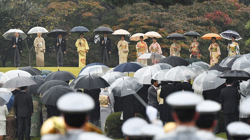 秋の園遊会に臨まれる天皇、皇后両陛下、皇太子ご夫妻、秋篠宮ご夫妻、秋篠宮家の長女眞子さまと皇族方＝東京・赤坂御苑で２０１８年１１月９日午後２時１５分、渡部直樹撮影